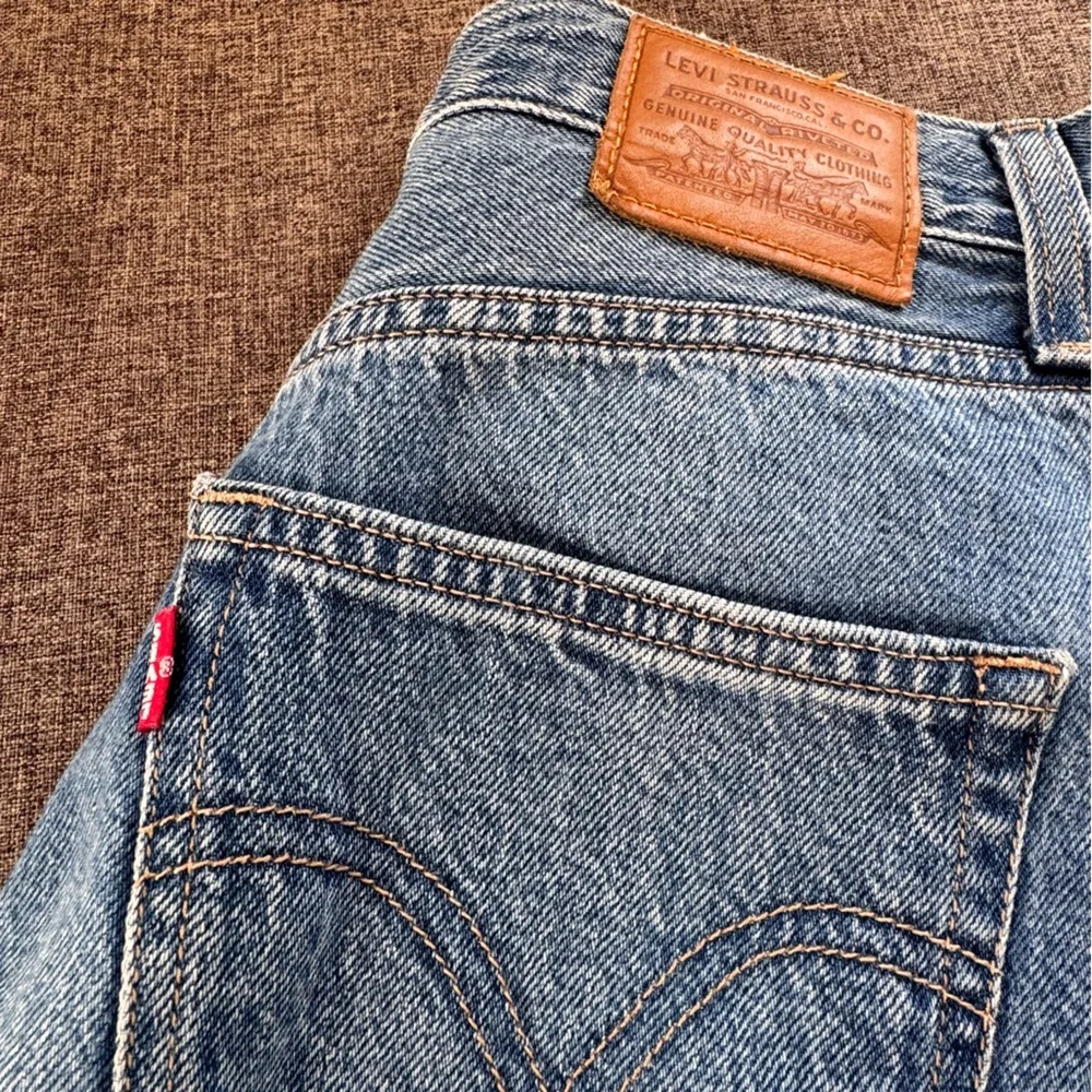 Levi's High Loose Taper Jeans in Size 28 - Picture 3 of 8